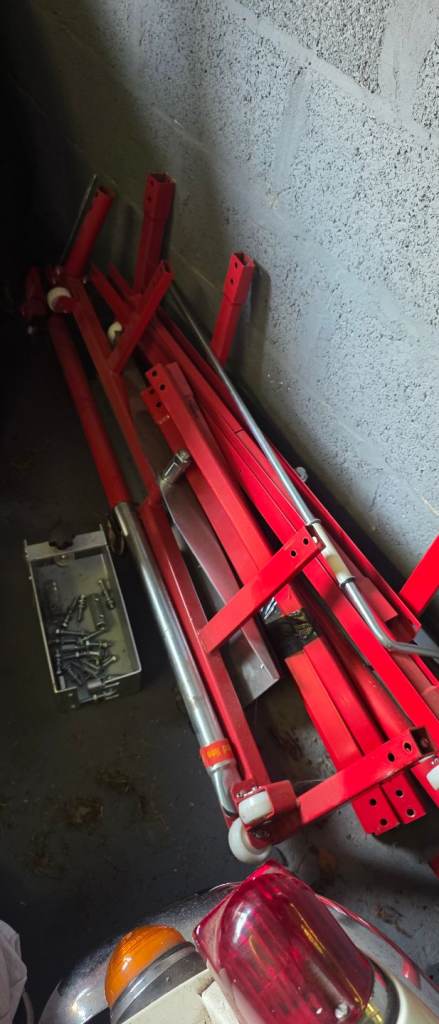 Tiltable Car Lift – Excellent Condition