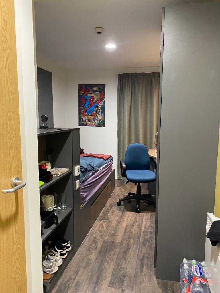 Small Ensuite Bedroom- Students Only!
