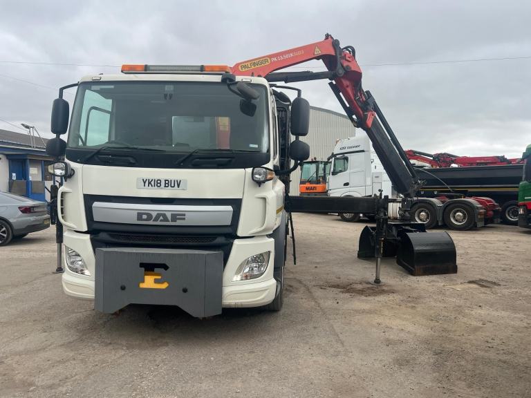 2018 DAF TRUCKS CF 320 TIPPING HOTBOX WITH GRAB , ONLY 55,243 KM, MANUAL
