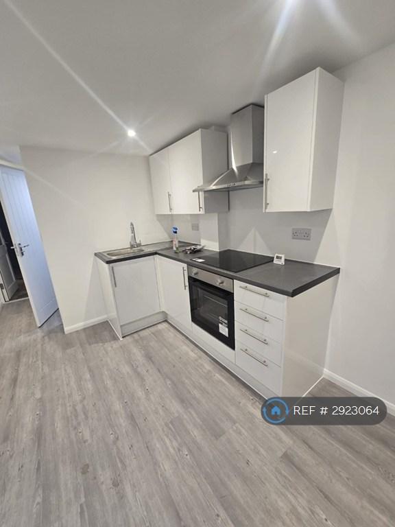 Studio flat in Godman Road, Grays, RM16 (#2923064)