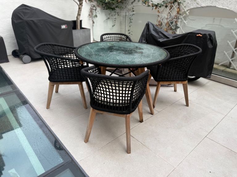 Stunning outdoor dinning set for 4