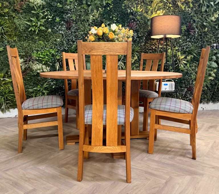Round oak kitchen table & 5 chairs 