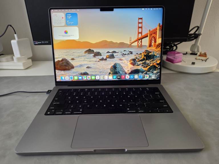 Apple MacBook Pro 14" (2021) M1 Pro, 1TB SSD ( Read the Ad)