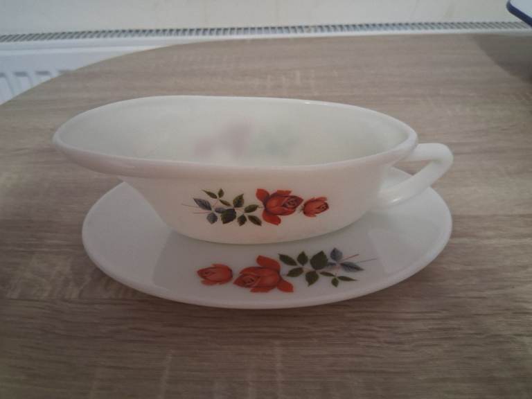 Vintage Pyrex gravy boat & saucer