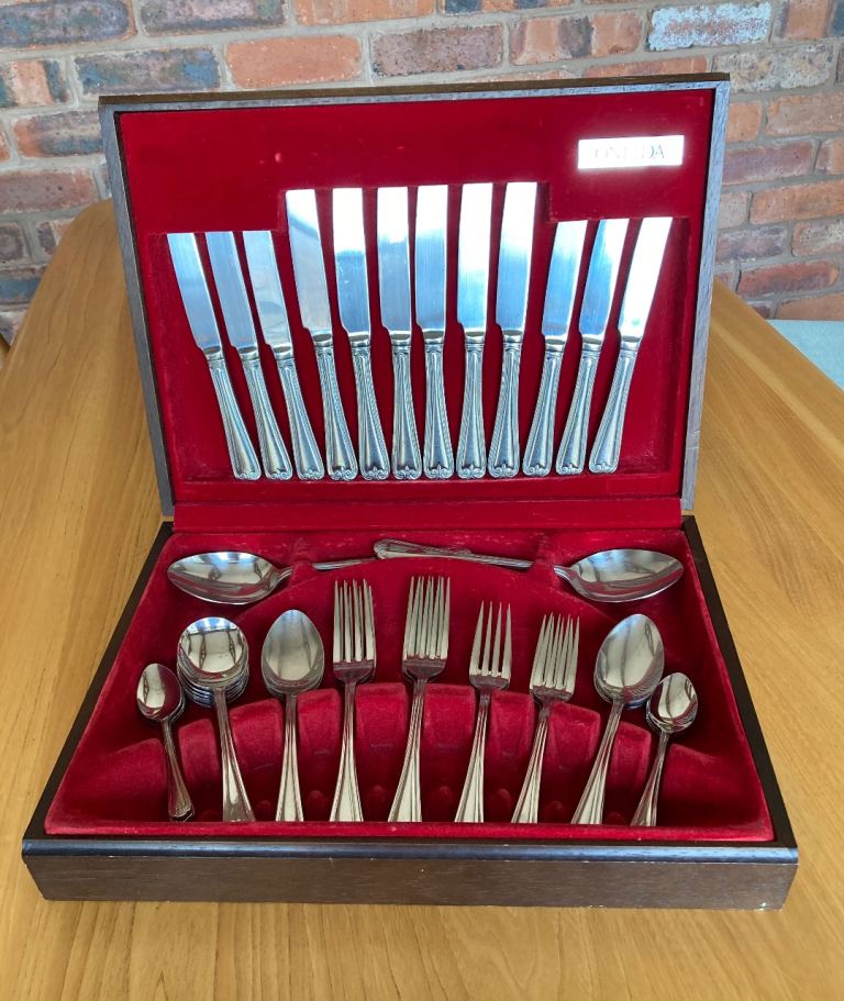 72 PEICES OF ONEIDA JESMOND STAINLESS STEEL CUTLERY COMPLETE WITH CANTEEN