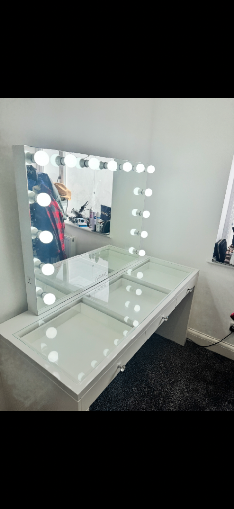 Hollywood mirror and dressing table 
