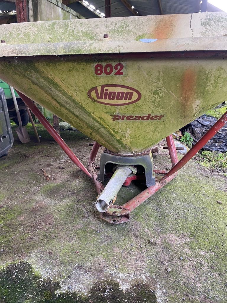 Vicon 802 fertiliser sower 