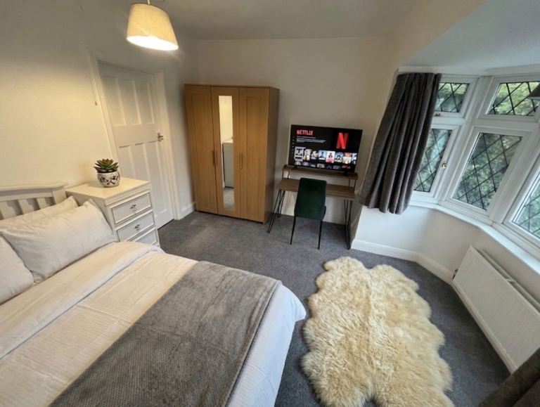 Bright spacious double room - Bills Included 