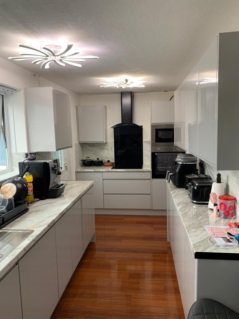 3 bedroom end terrace house for let
