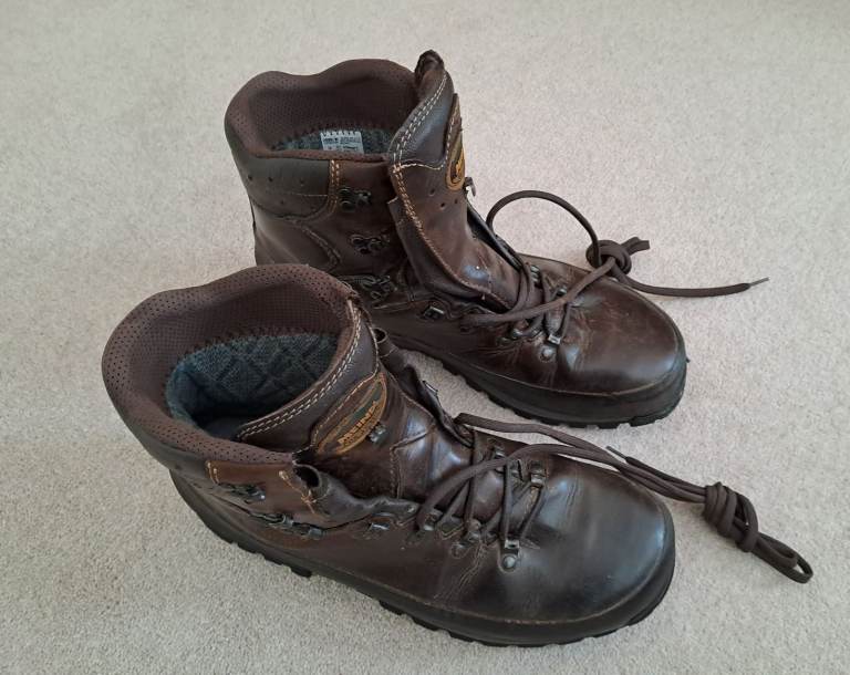 MEINDL DOVRE WIDE FIT MEN'S WALKING BOOTS