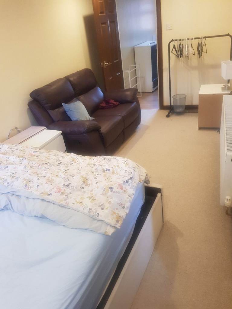 Spacious and comfortable furnished room close to tube station 