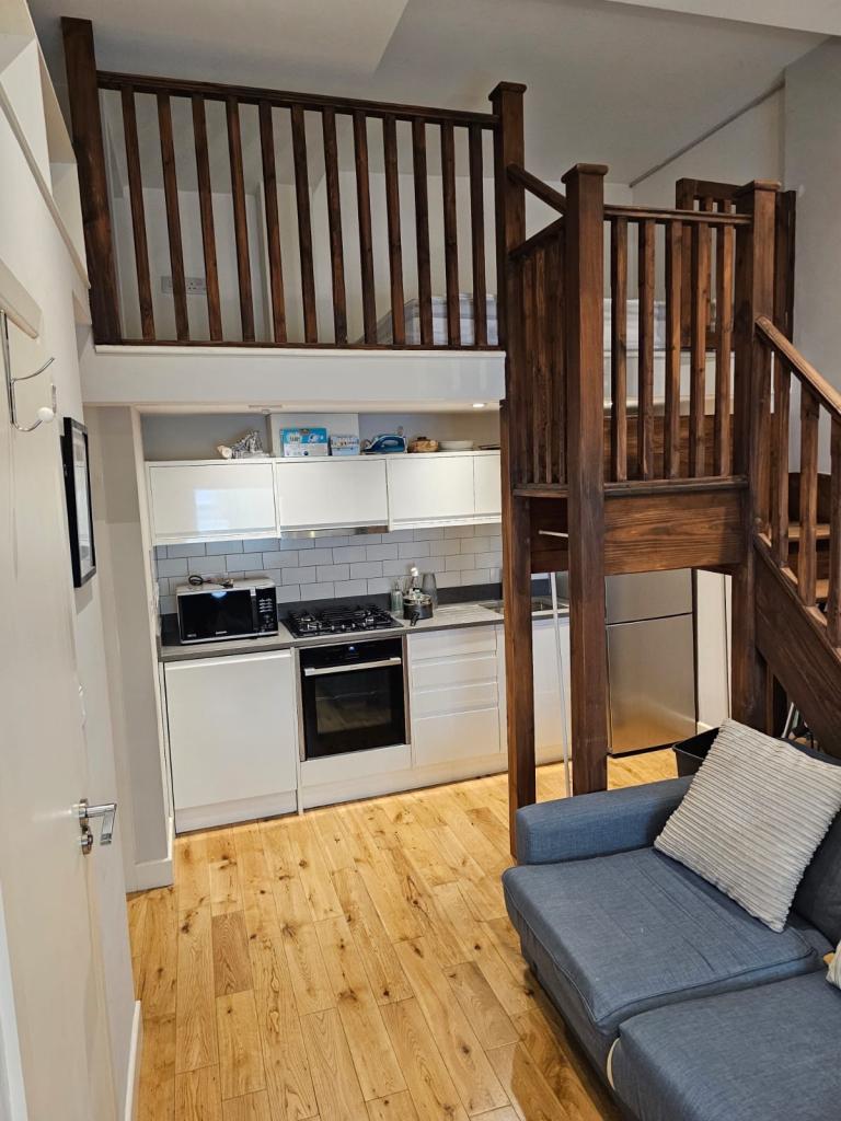 Beautiful one Bed flat in Earl’s Court Station 