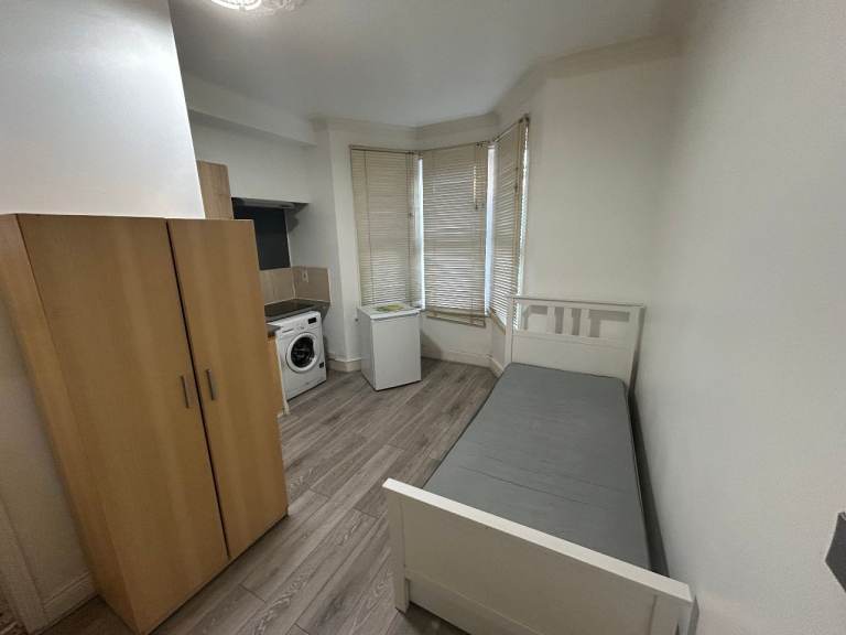 Studio Flat to Rent in Eynham Road, White City, W12 0HA - All bills included