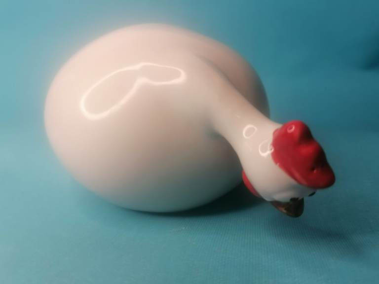 4,3inch Vintage ceramic hen figurine. Home Decor. As seen.