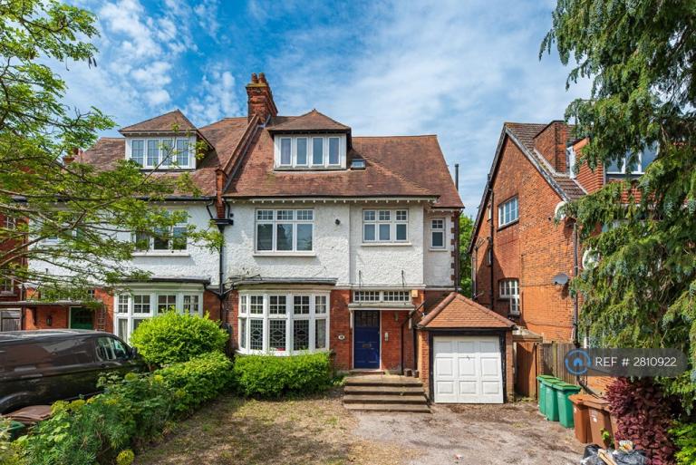 1 bedroom flat in Albion Road, Sutton, SM2 (1 bed) (#2810922)