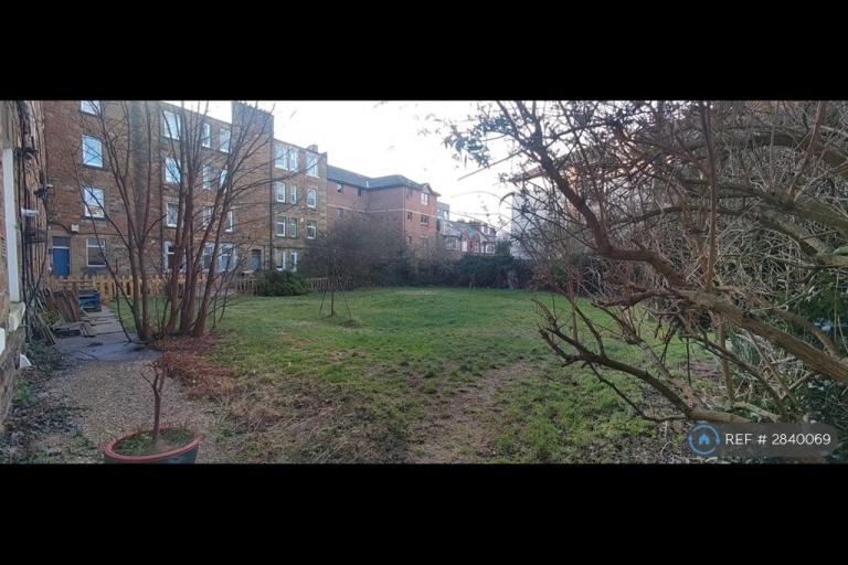 1 bedroom flat in Albion Road, Edinburgh, EH7 (1 bed) (#2840069)