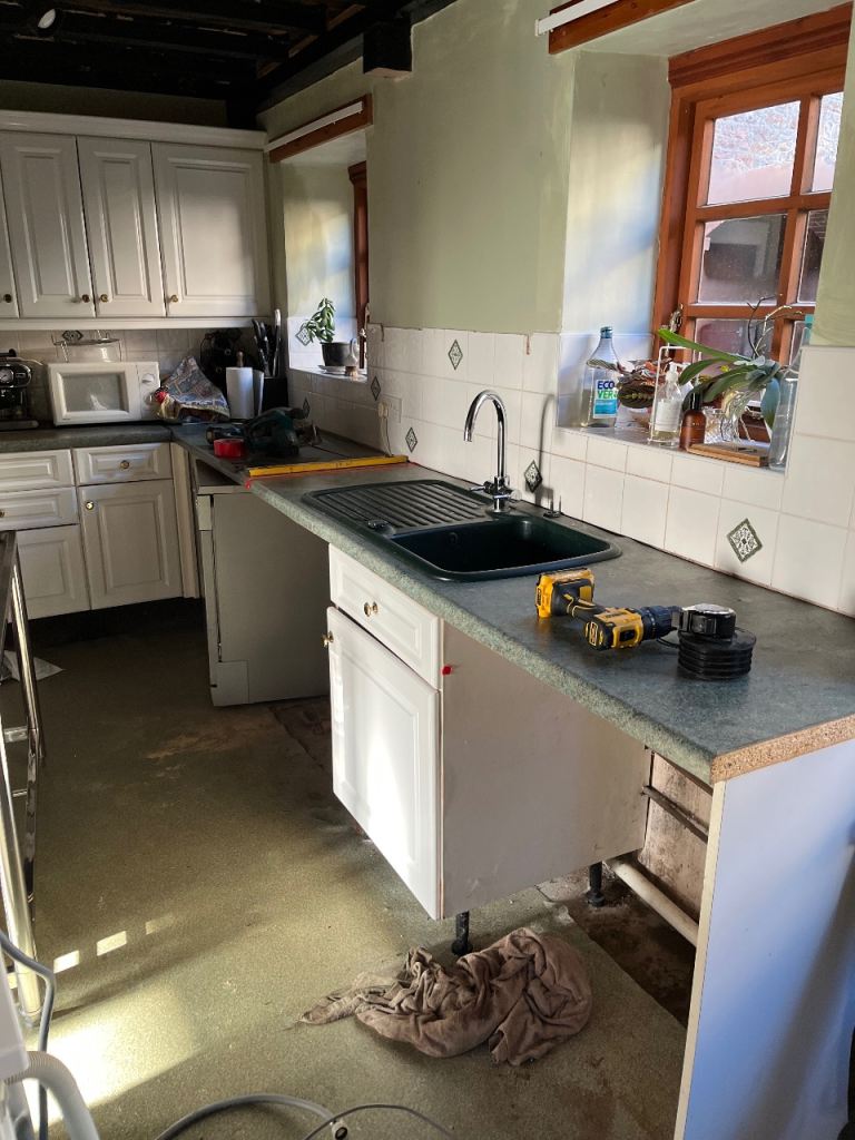 Free kitchen units for immediate collection 