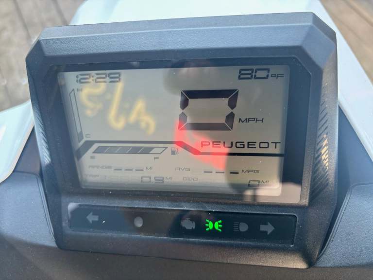 Peugeot Tweet 125 Automatic Twist and Go Scooter PCX125 NMAX