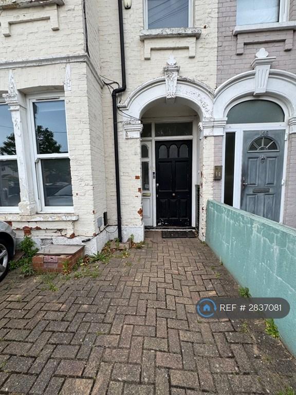 3 bedroom flat in Church Lane, London, SW17 (3 bed) (#2837081)