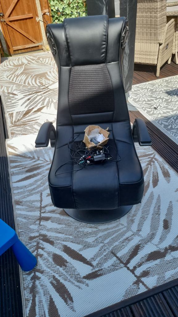 Black Swivel Gaming/Office Chair – Good Condition
