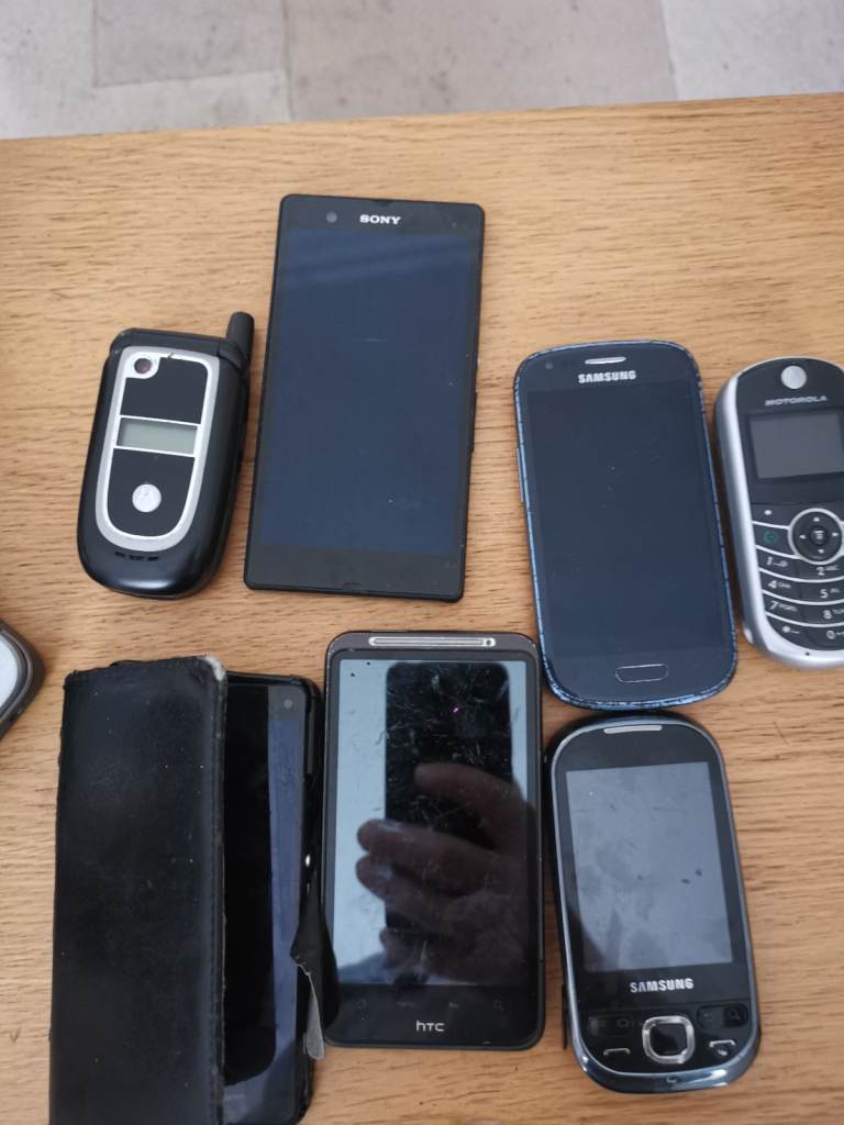 Job Lot of Old Mobile Phones and some Chargers – Spares or Repair