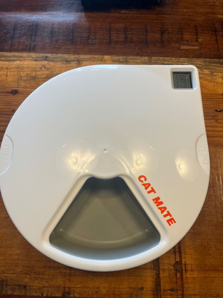Cat mate C500 automatic pet feeder. 5 meal compartments, digital timer. Ice packs to keep food cool.