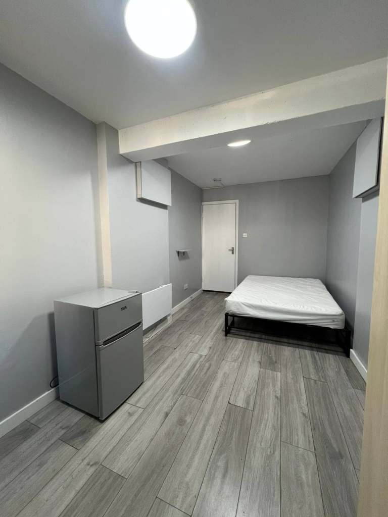 Double room couple use STRATFORD  without deposit