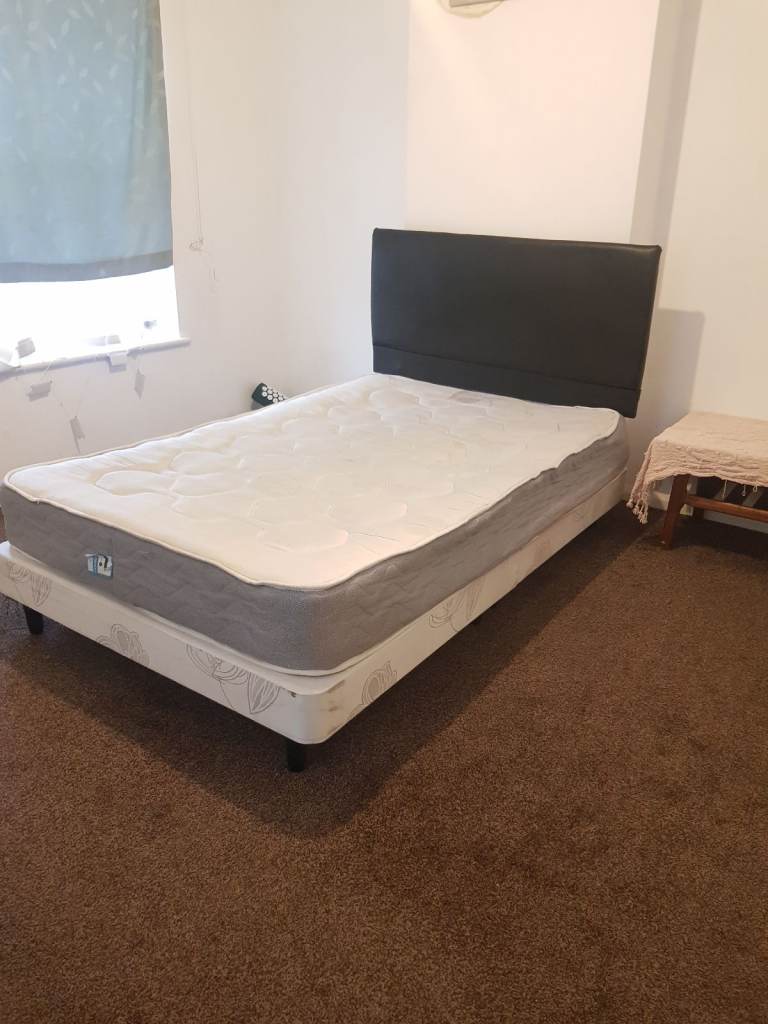 Lovely 3/4 Small Double Divan Bed with Mattress & Headboard Good Condition Collection Only B68