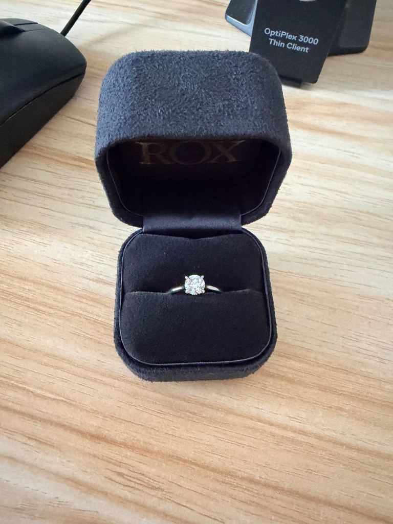 Women’s diamond ring Brand new 
