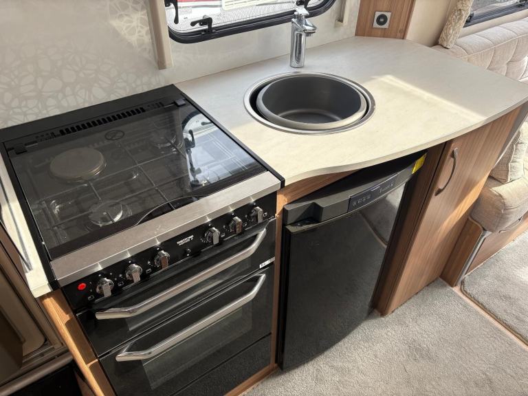 LUNAR CLUBMAN ES - 3 BERTH CARAVAN WITH END WASHROOM + MOTORMOVER