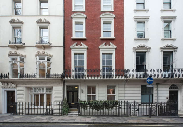 *Mayfair* Private Serviced Offices: Units for 2 to 50 desks to rent W1J