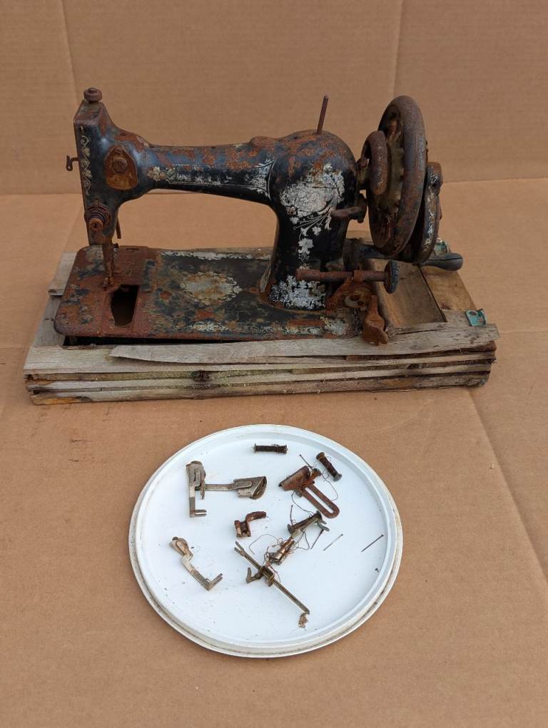 Dilapidated sewing machine 