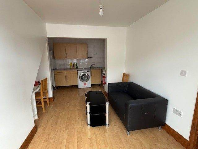 Bright, Newly Decorated Ground Floor Studio flat – Excellent Transport Links