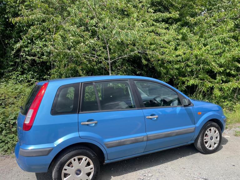 FORD FUSION 1.4 ZETEC CLIMATE 09 REG BLUE SERVICE HISTORY MOT OCTOBER 10TH LOW INSURANCE 45+MPG