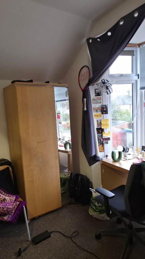 Double bedroom in shared house next to heath hospital