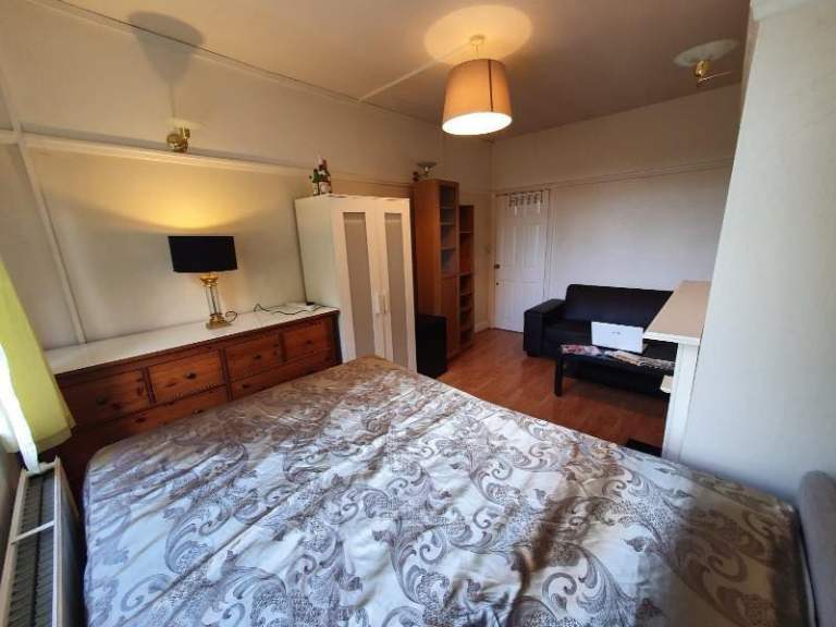 Room to let in west Finchley 