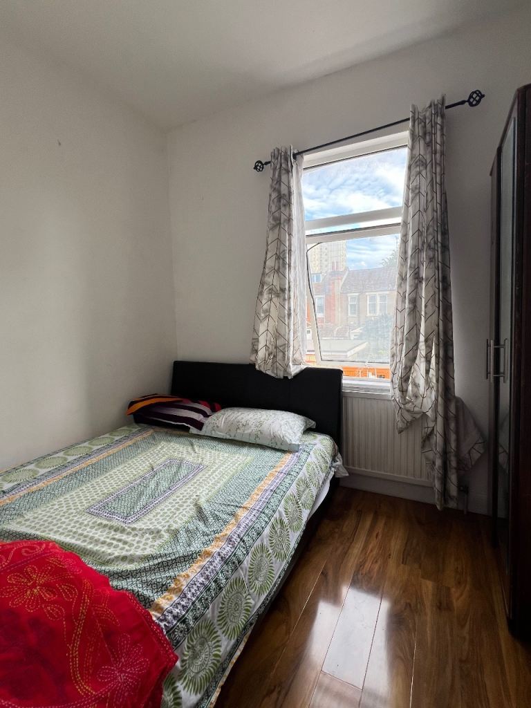 One Double bed room for rent in share house