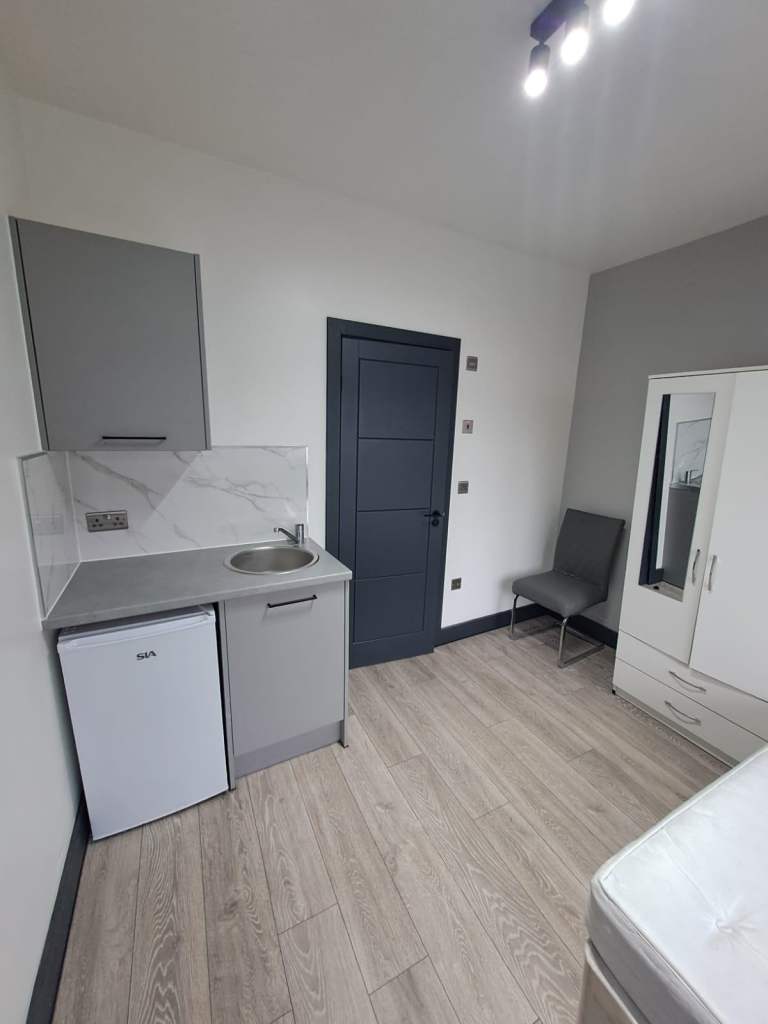 Studio Available - Sunbury-on-Thames TW16 - DSS