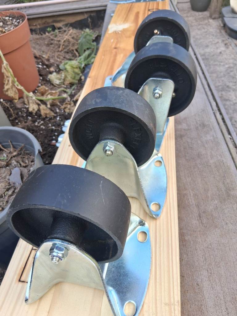 All metal /cast iron casters.
