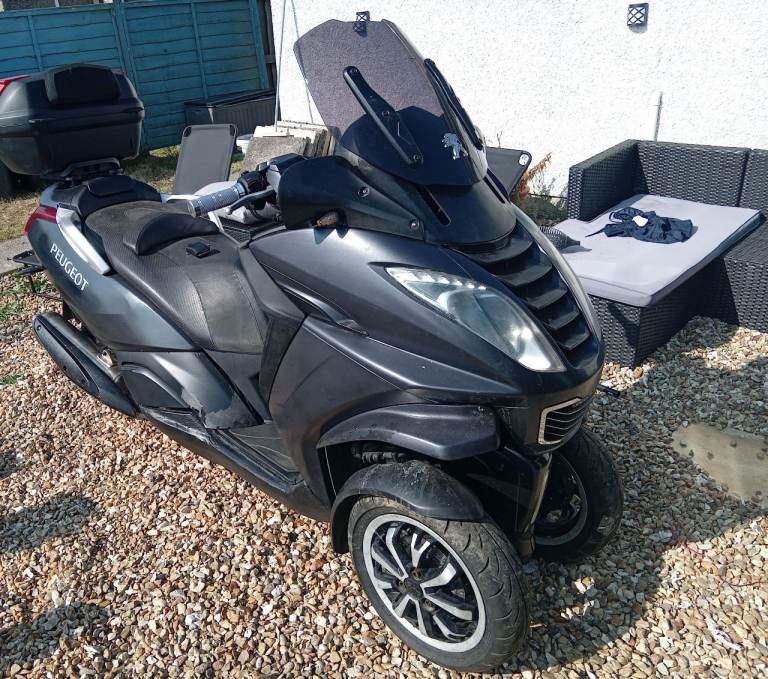 Peugeot metropolis 2014 maxi scooter ride on a car licence