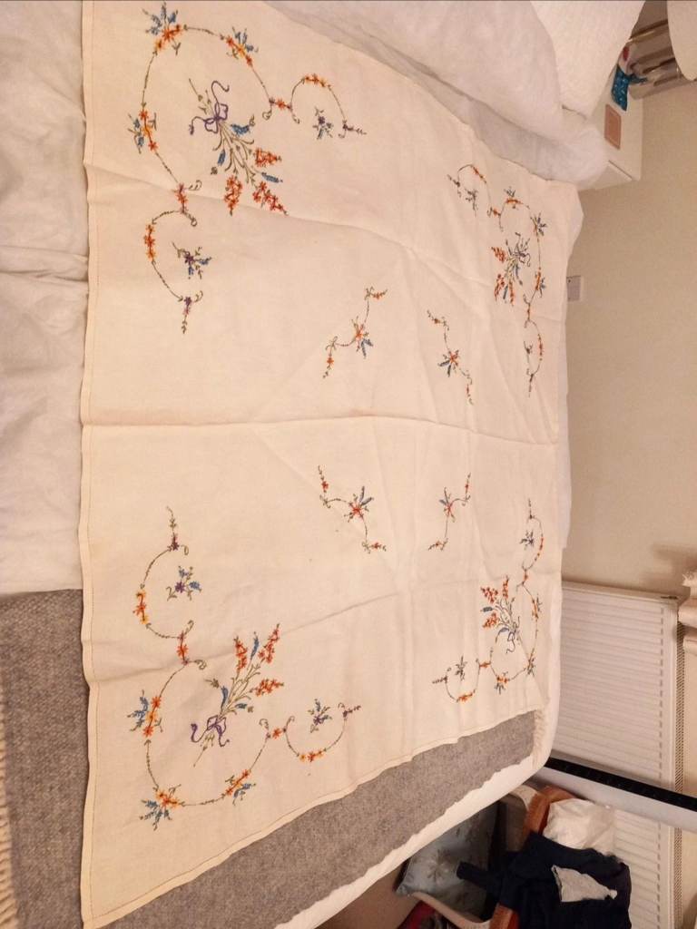 Vintage Hand-Embroidered Floral Linen Tablecloth – Scalloped Edge