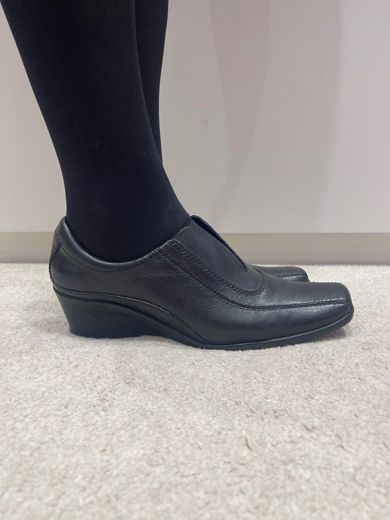 Clark’s Ladies Size 6 Leather Loafers Shoes Black