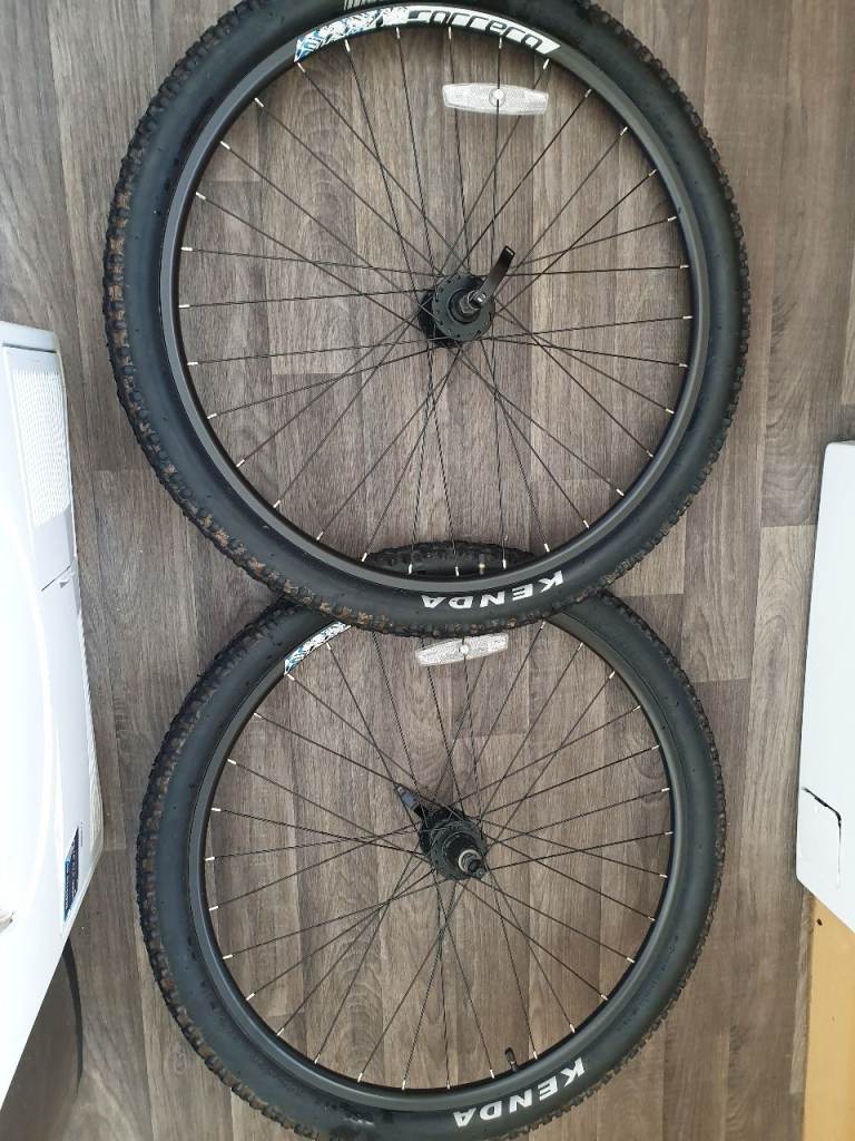 27.5 inch wheels with tyres for mountain bike / disc brakes. Carrera wheels , as new 3 rides old!