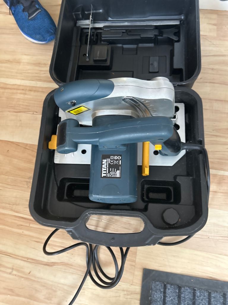 TITAN Power Saw in Hard Case – Good Condition