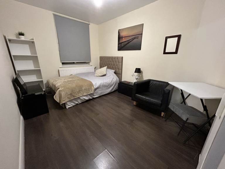 GREAT ROOM IN RUILSIP NR SHOPS & STATION