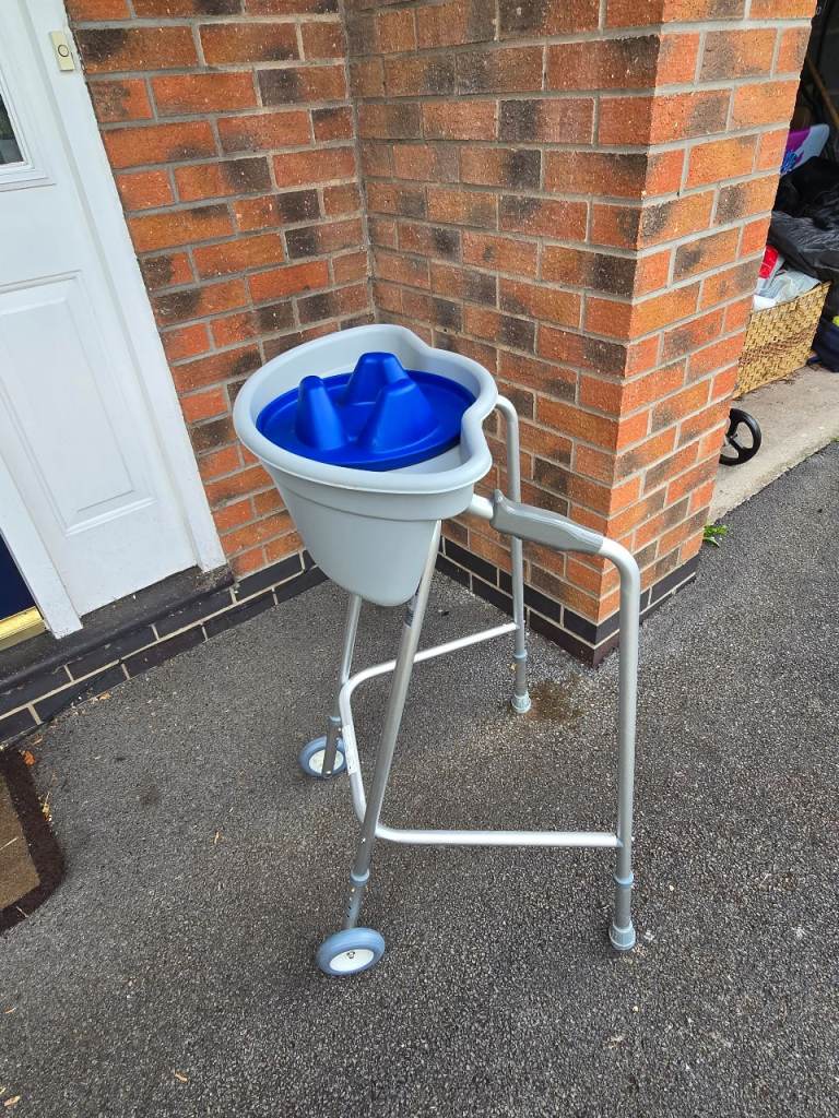 Rolling walking frame with tray