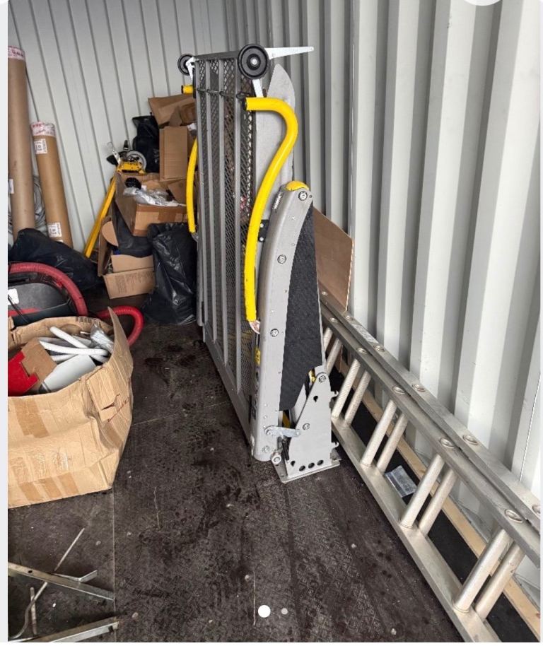 Wheelchair tail lift 