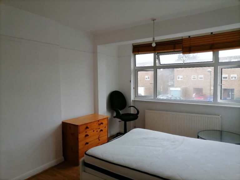 Large double room to rent for professional including bills