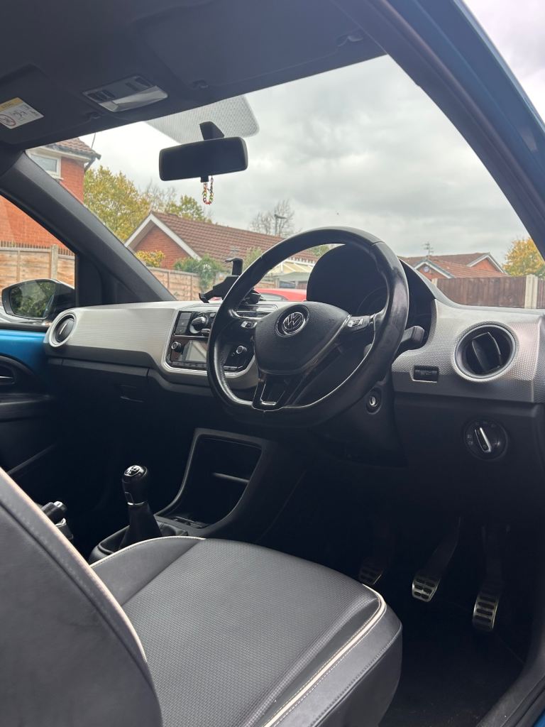 Volkswagen, UP, Hatchback, 2017, Manual, 999 (cc), 3 doors