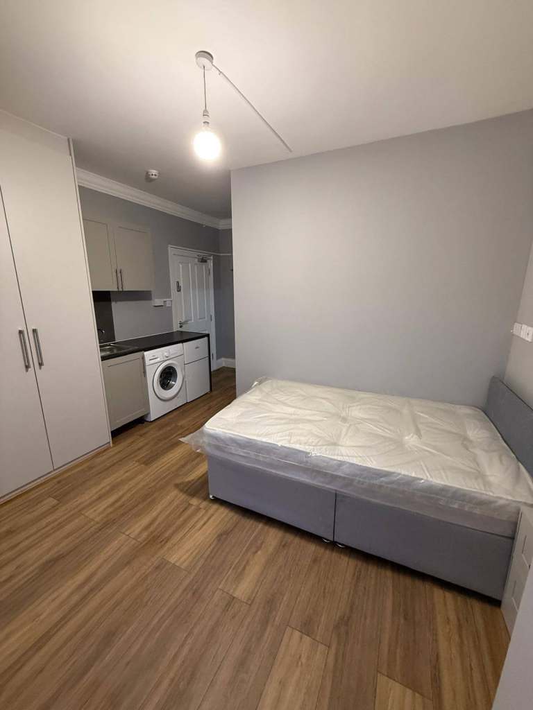 Studio Flat to Rent in Wycombe (HP13)